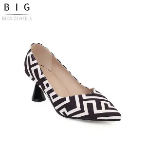 Bigsizeheels Geometrically patterned pointy flats - White